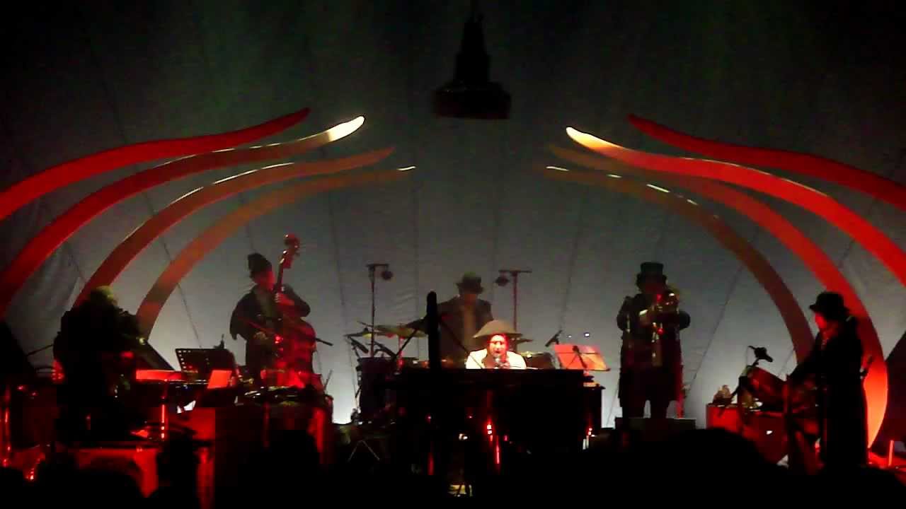 Vinicio Capossela - Che Coss'&egrave; l'Amor (live @ Bruxelles)