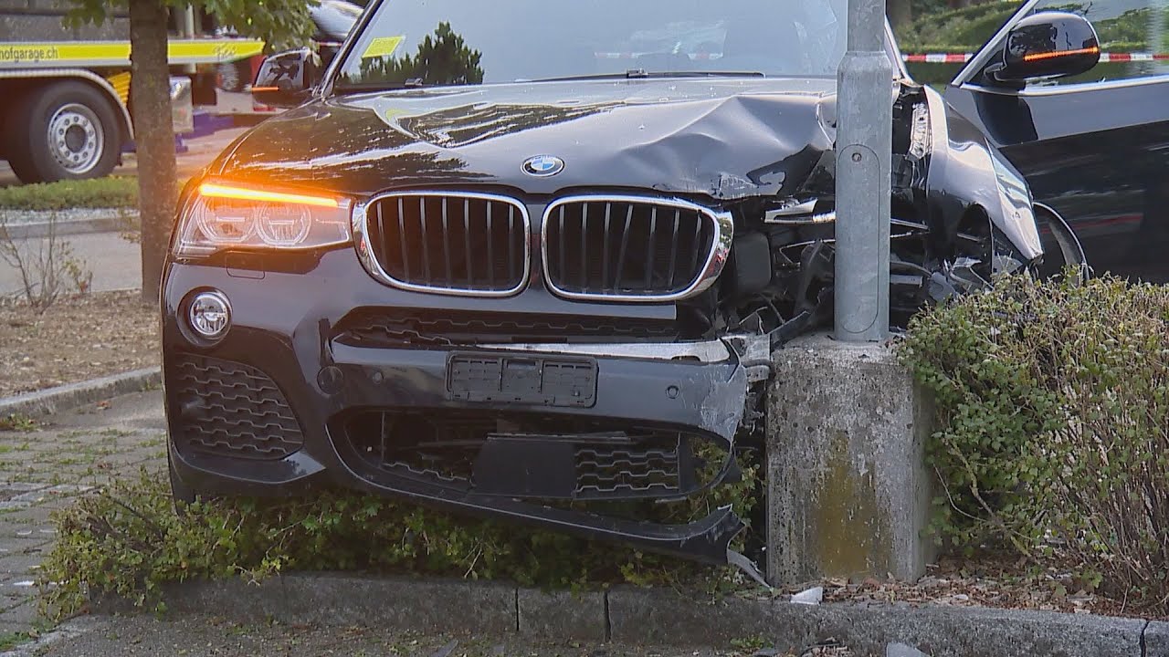 Embrach ZH: Auto knallt in Strassenlaterne