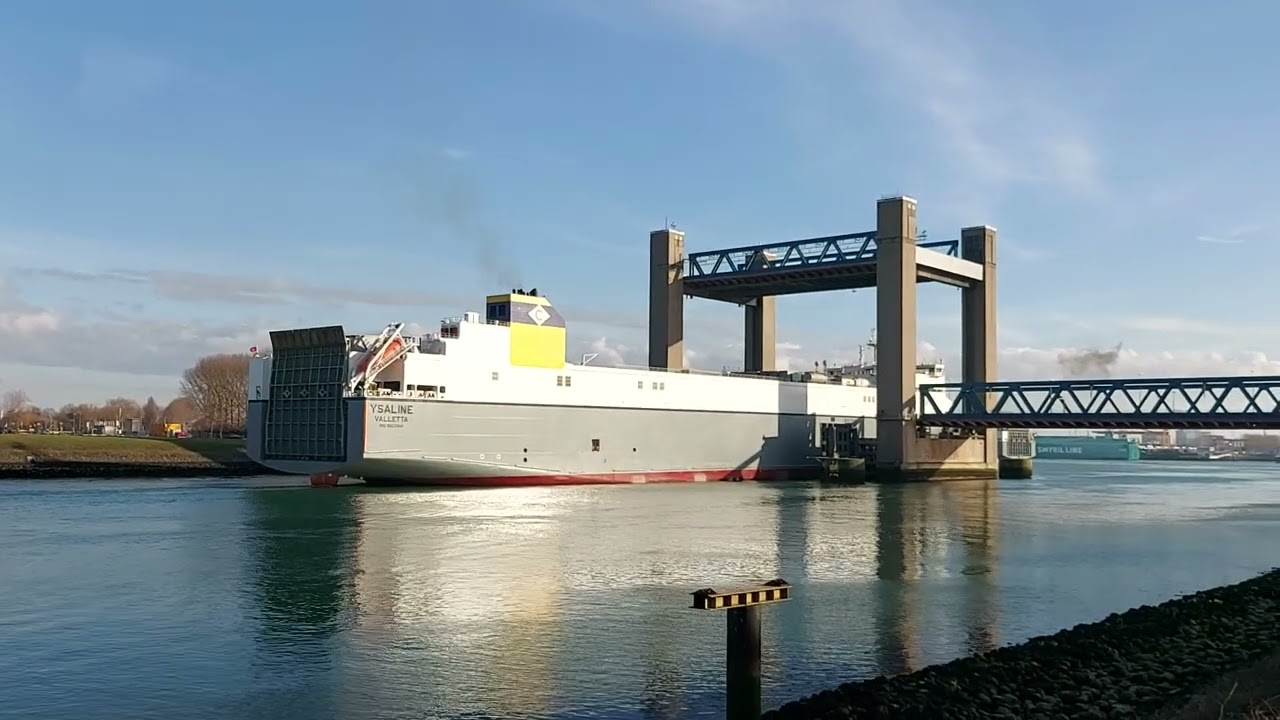 Enorm Ro-Ro schip YSALINE  (217 meter) vaart heel langzaam onder de Calandbrug door. 08-02-2026