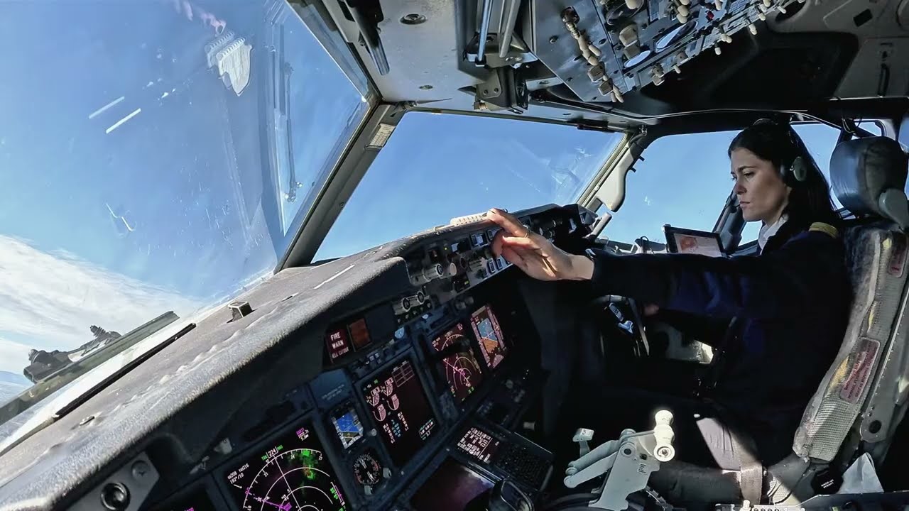 Beautiful Female Pilot Landing Her Boeing B737-800 | Cockpit View