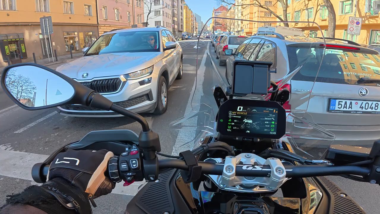 Koupil jsem R1300GS Adventure, dojedu s ní do garáže?