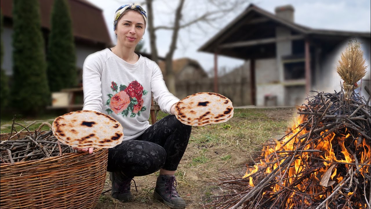 Девушка в селе готовит блюда с квашеными огурцами. Постная еда