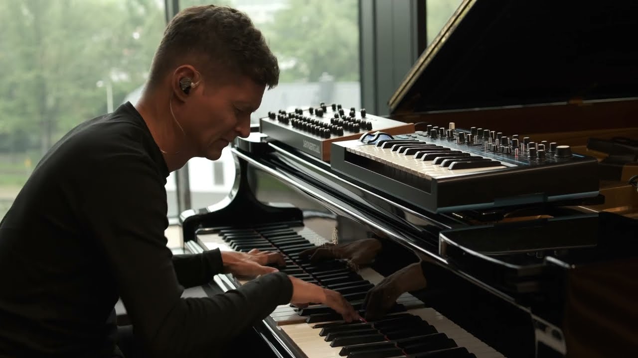 MACIEJ TUBIS | CRAYON DREAMS | Cavatina Hall | 2023
