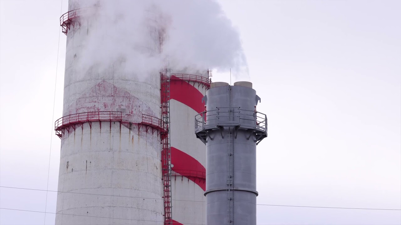 Pradėti demontuoti du nebenaudojami Elektrėnų komplekso kaminai
