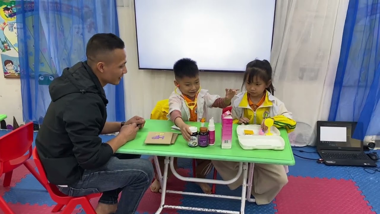 Trải nghiệm “một ngày làm giáo viên mầm non” của phụ huynh lớp 5-6 tuổi A1- trường mầm non Hoà Sơn. 