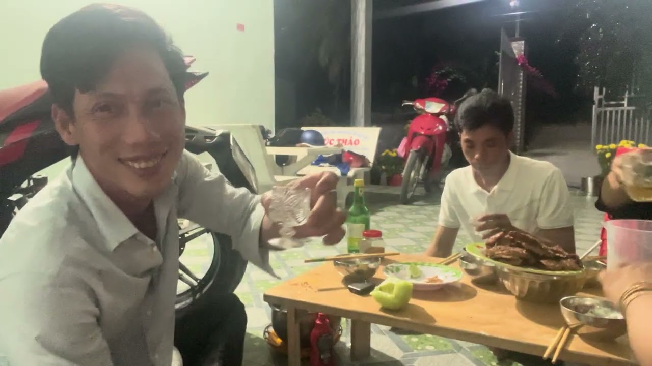 Hai anh em lai rai mùng 6 Tết món an kỳ lạ 
