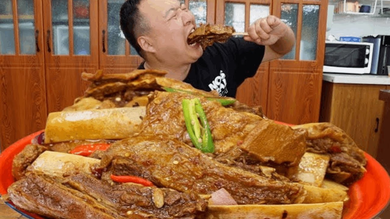 Braised beef ribs with cold noodles, so delicious you'll want to lick the plate clean!
