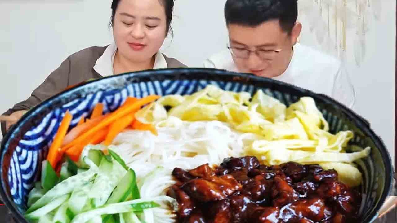 丹丹在家做炸酱面，裹满酱汁面质劲道，真的香迷糊了【胖手手丹丹】