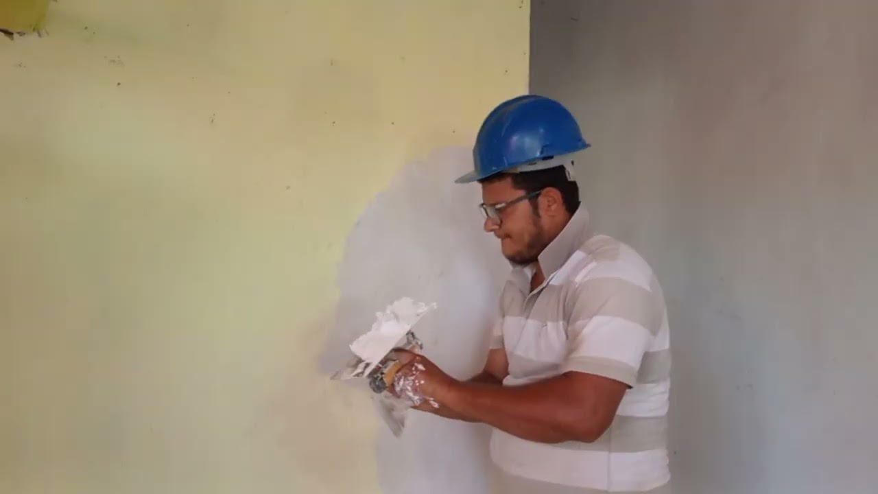 Como passar massa corrida na parede passo a passo. 