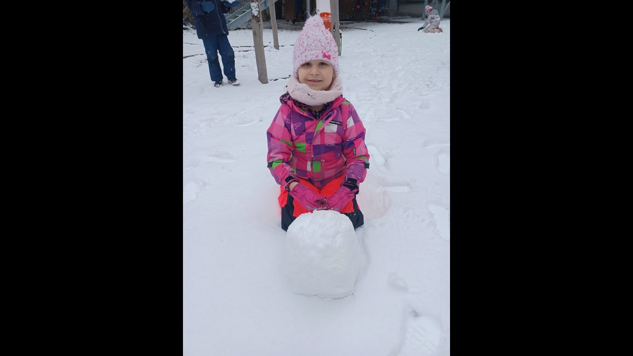 KMŠ- Děti jedou na saních, všude kolem padá sníh. Children are riding sleds, snow is falling.