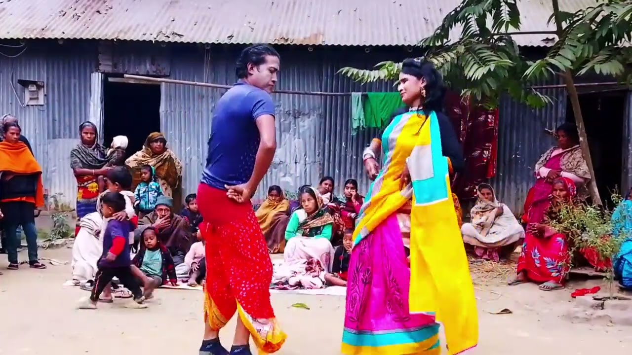 ঘরের মধ্যে রোদে ঝিকিমিকি করে রে