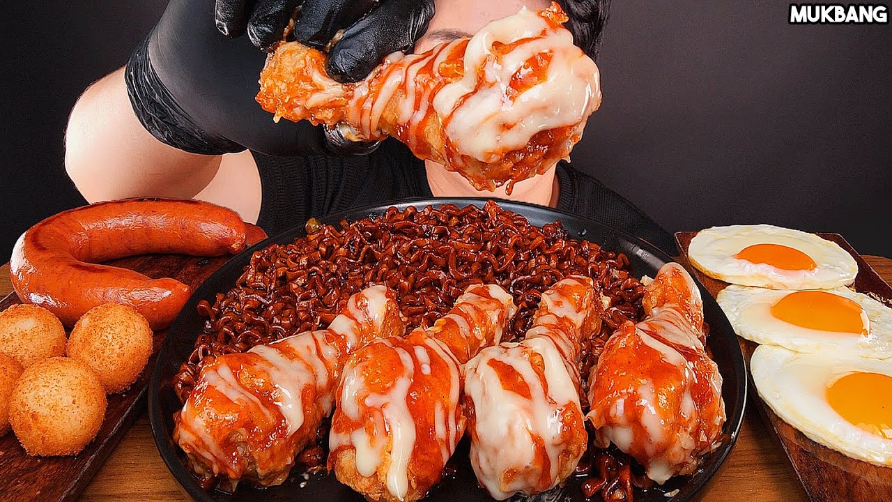 жареный цыпленок и лапша, колбаса FRIED CHICKEN BLACK BEAN NOODLE SAUSAGE EATING ASMR MUKBANG