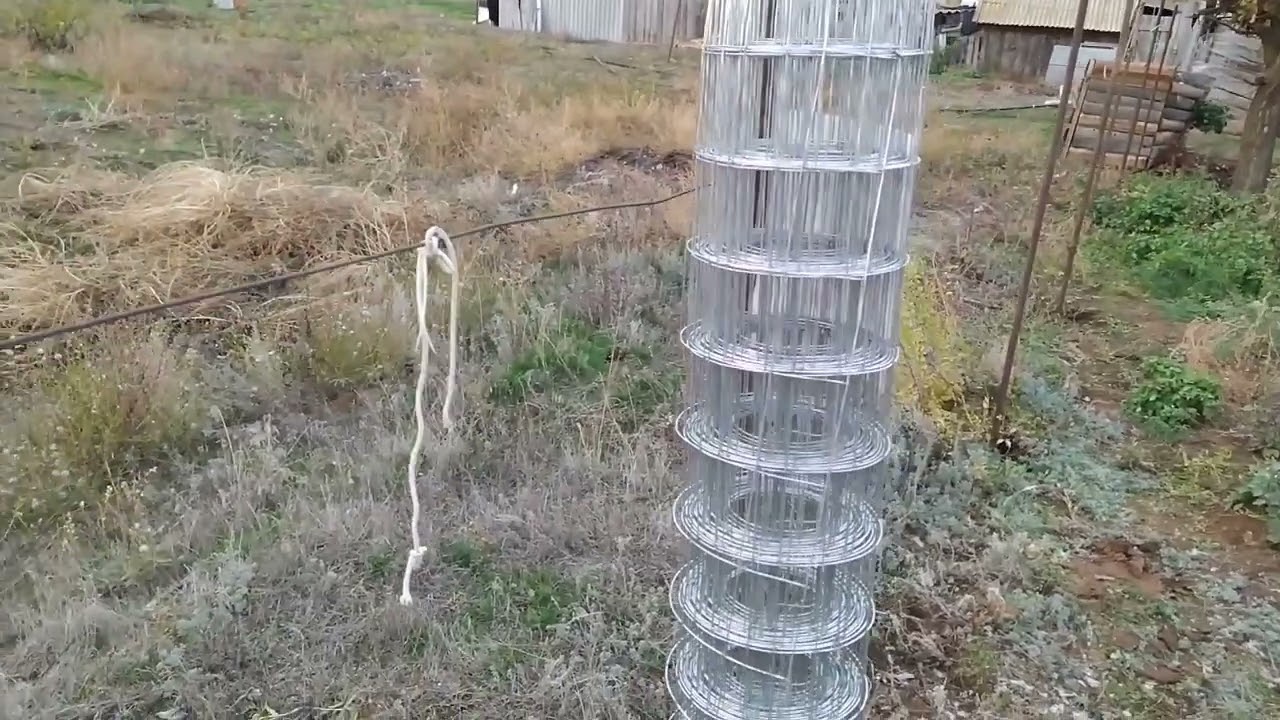 Огородный сезон закрыла, теперь можно и забором заняться.