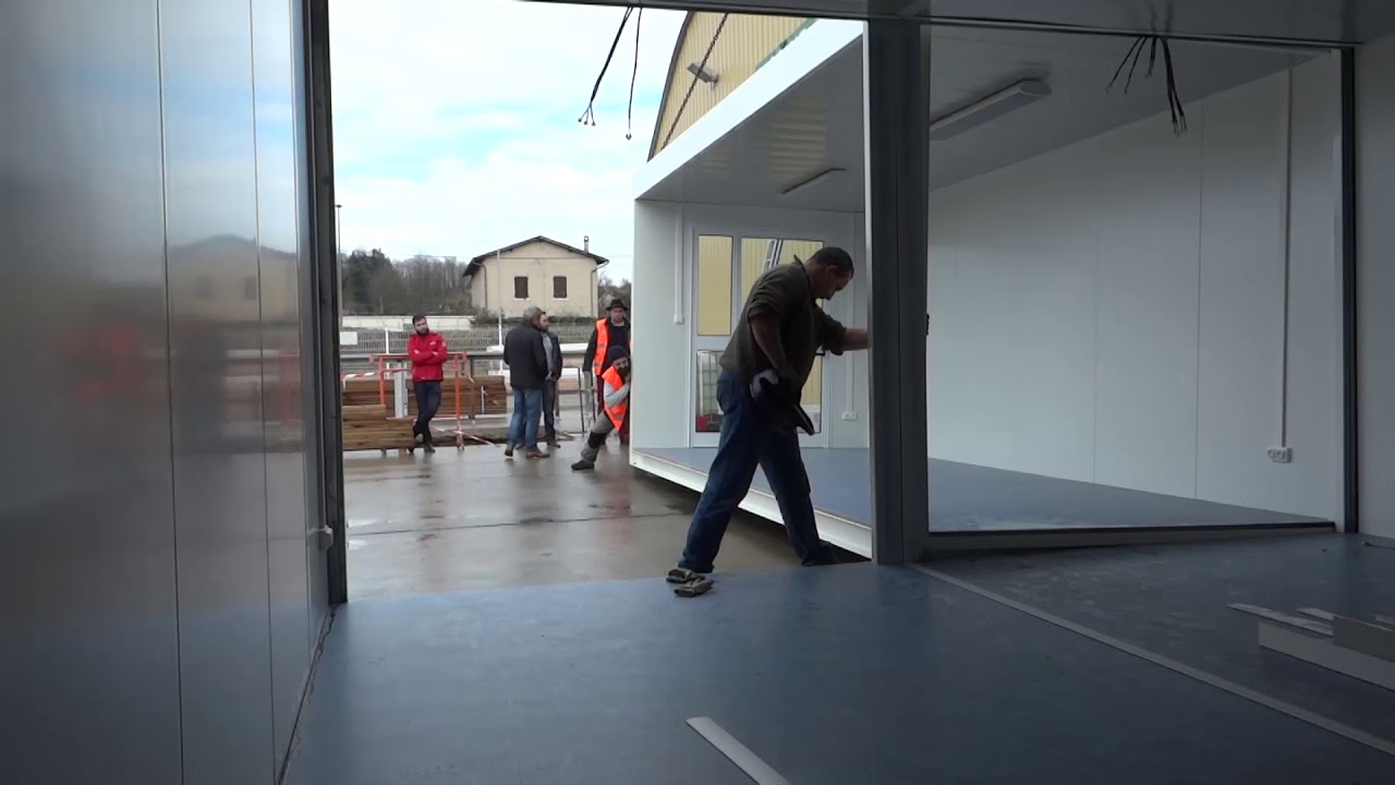 Montage d'un bâtiment modulaire par Decortes Constructions Modulaires