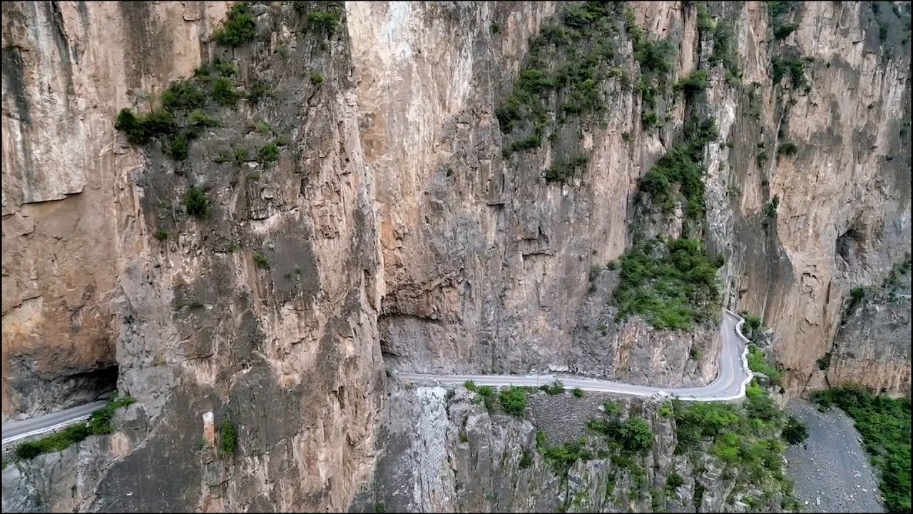 Shocking Wall Mounted Highway - Highway Wonders on Cliffs【Curious China】
