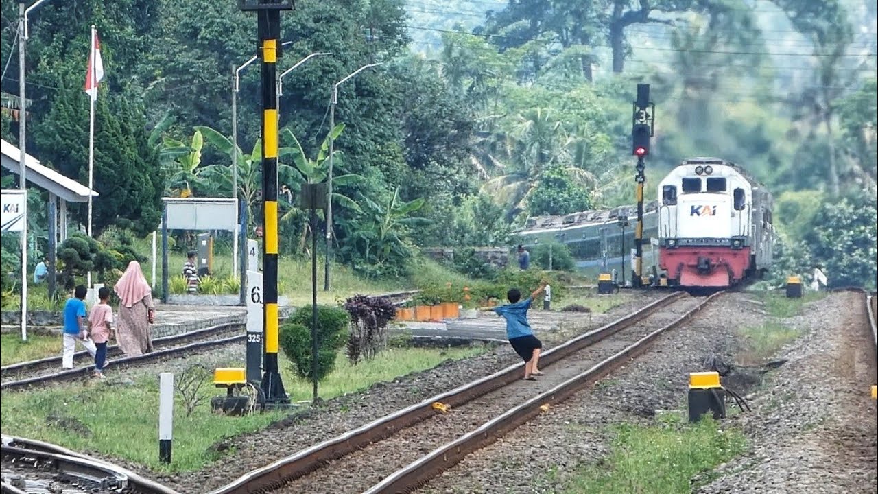 Bocil MENANTANG Lari Ke TENGAH Rel Saat Kereta Melintas.