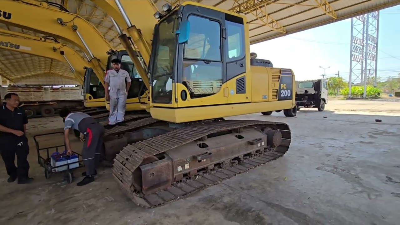 KOMATSU PC200-8 ชัวโมงน้อยๆ ยังโสด 3หนุ่ม 0625870434 เก่ง
