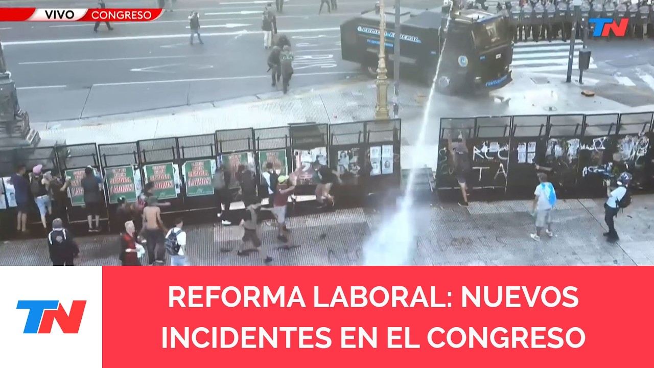 MÁXIMA TENSIÓN: La policía y la gendarmería avanzan sobre los manifestantes para despejar la plaza