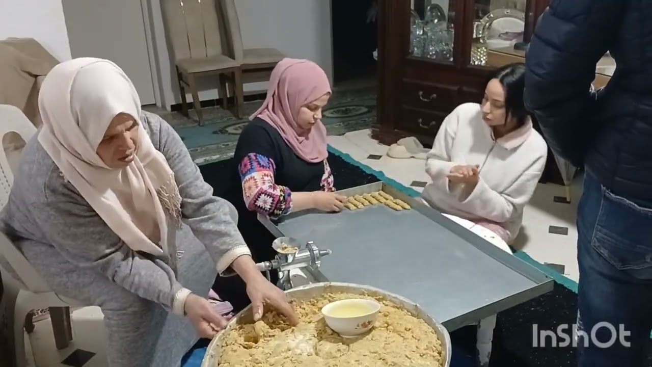 بدينا في تحضيراتنا للعيد اني وبناتي.بشكوتووالعادة والعوايد