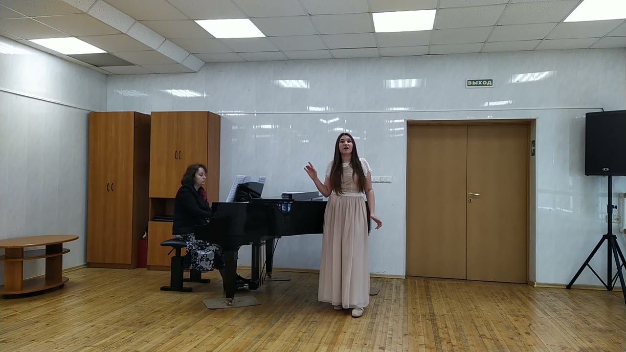 Выпускной экзамен по сольному пению сдаёт ученица 7 класса детской школы искусств Алина Теперина