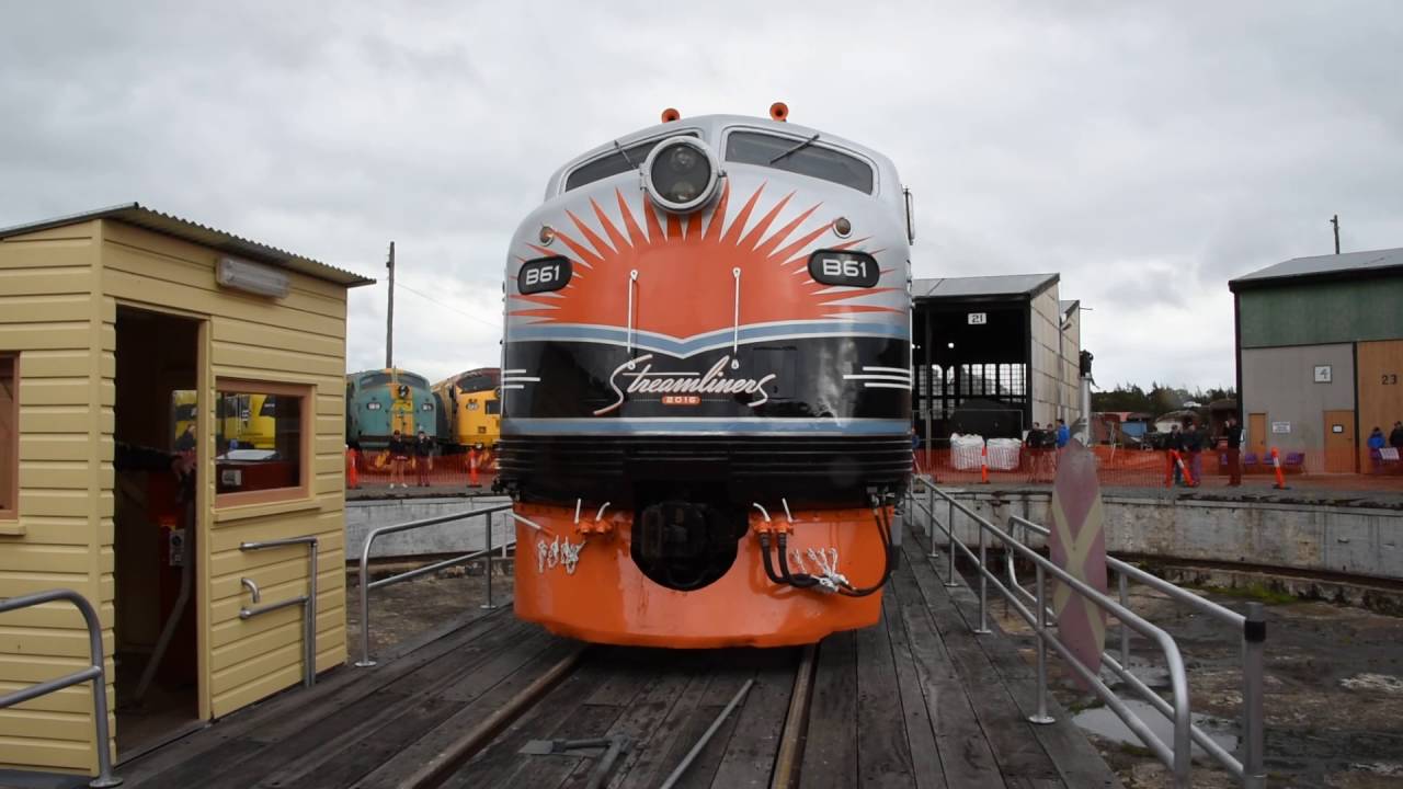 Streamliners 2016- Bernie Baker takes Bernie Baker loco B61 on the turntable