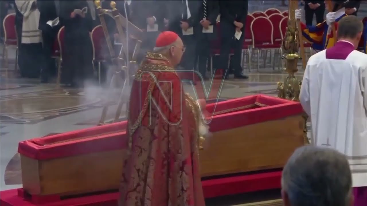 Okukungubagira Paapa, omulambo gwe guli mu Eklezia ya St. Peter