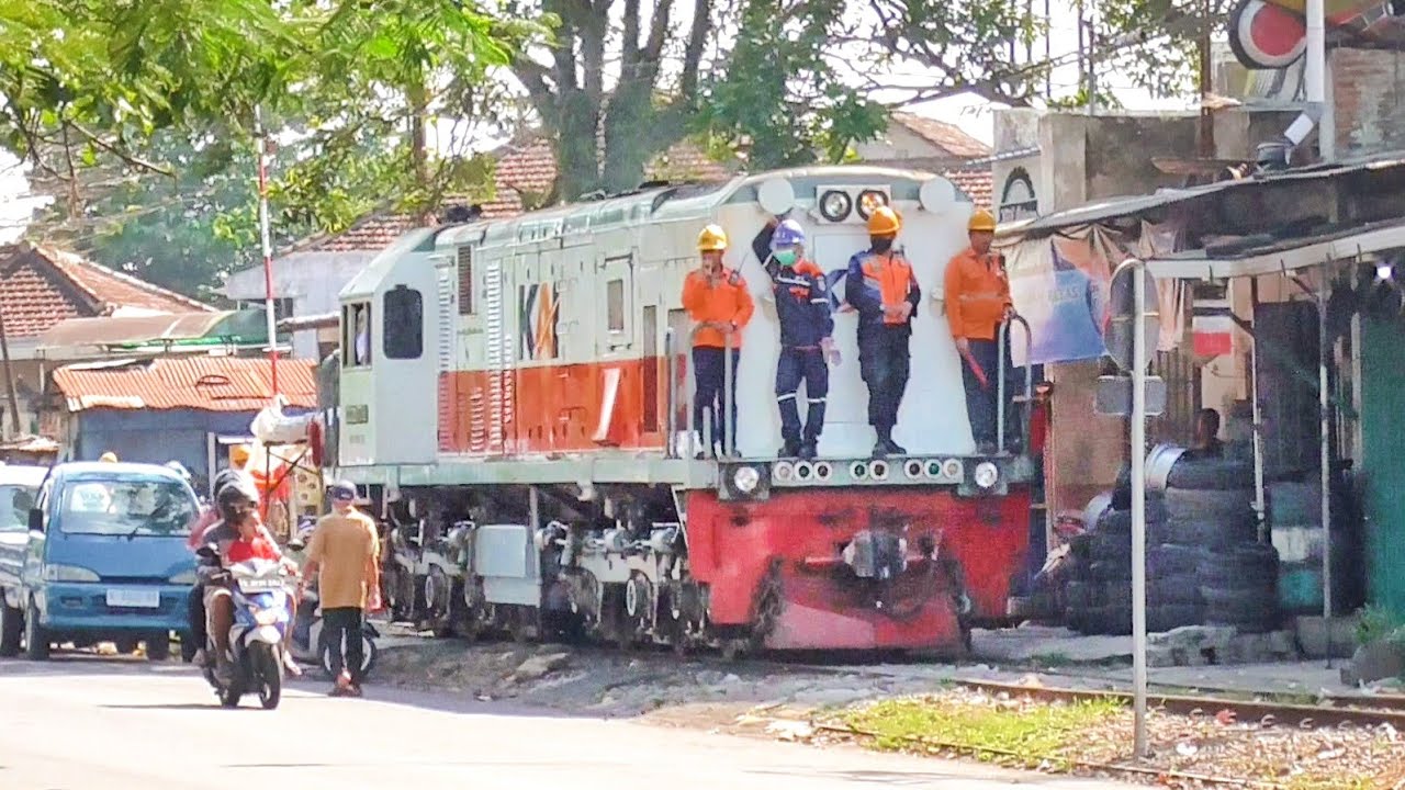 UNIK SEKALI | Rel Kereta Api di Kota Malang Ini Mepet Sekali Dengan Jalan Raya Dan Rumah Warga