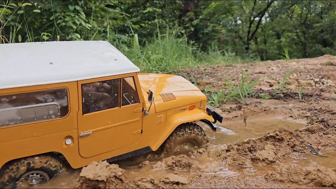 FMS Toyota Land Cruiser FJ40 Off-Road Rock Crawling 3