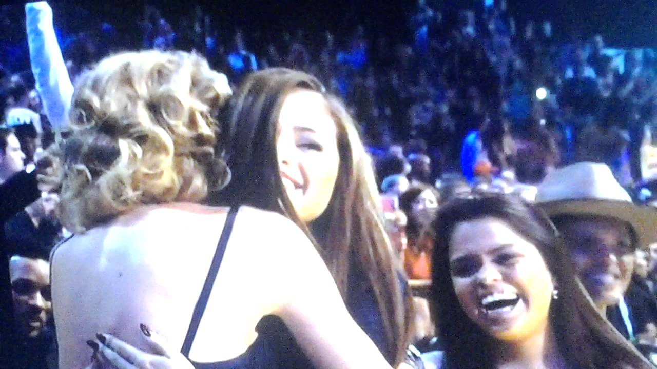 Selena Gomez accepts her VMA 2013