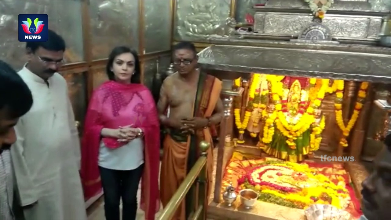 Mukesh Ambani Wife Nita Ambani Visits Balkampet Yellamma Temple in Hyderabad | TFC News