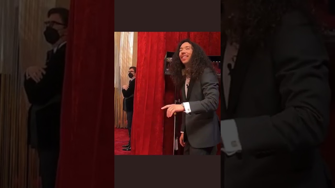 Simu Liu detr&aacute;s de c&aacute;maras en el glambot 💛