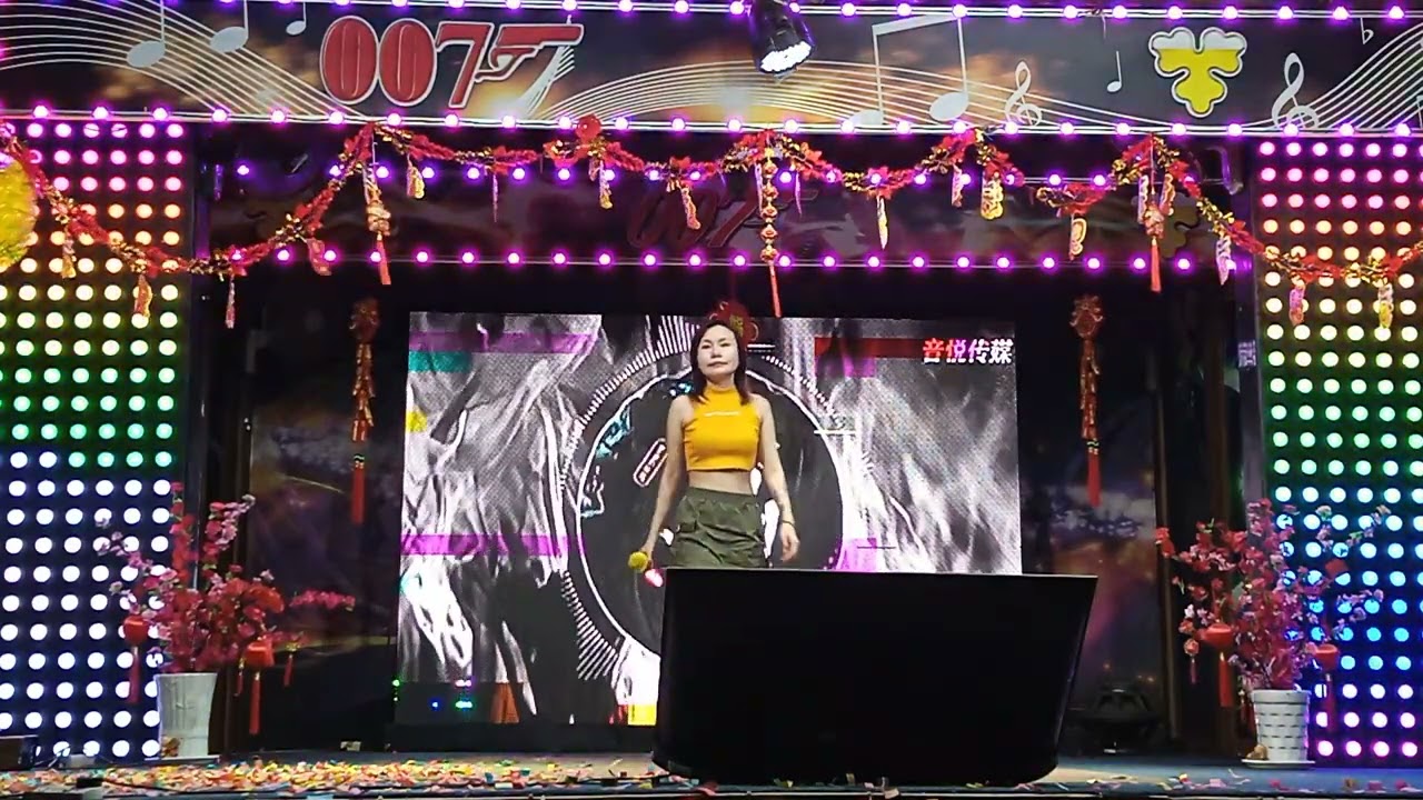 7/3/2026。皇后007露天卡啦OK美食中心。演出歌手：依依小姐。演唱歌曲：天下。