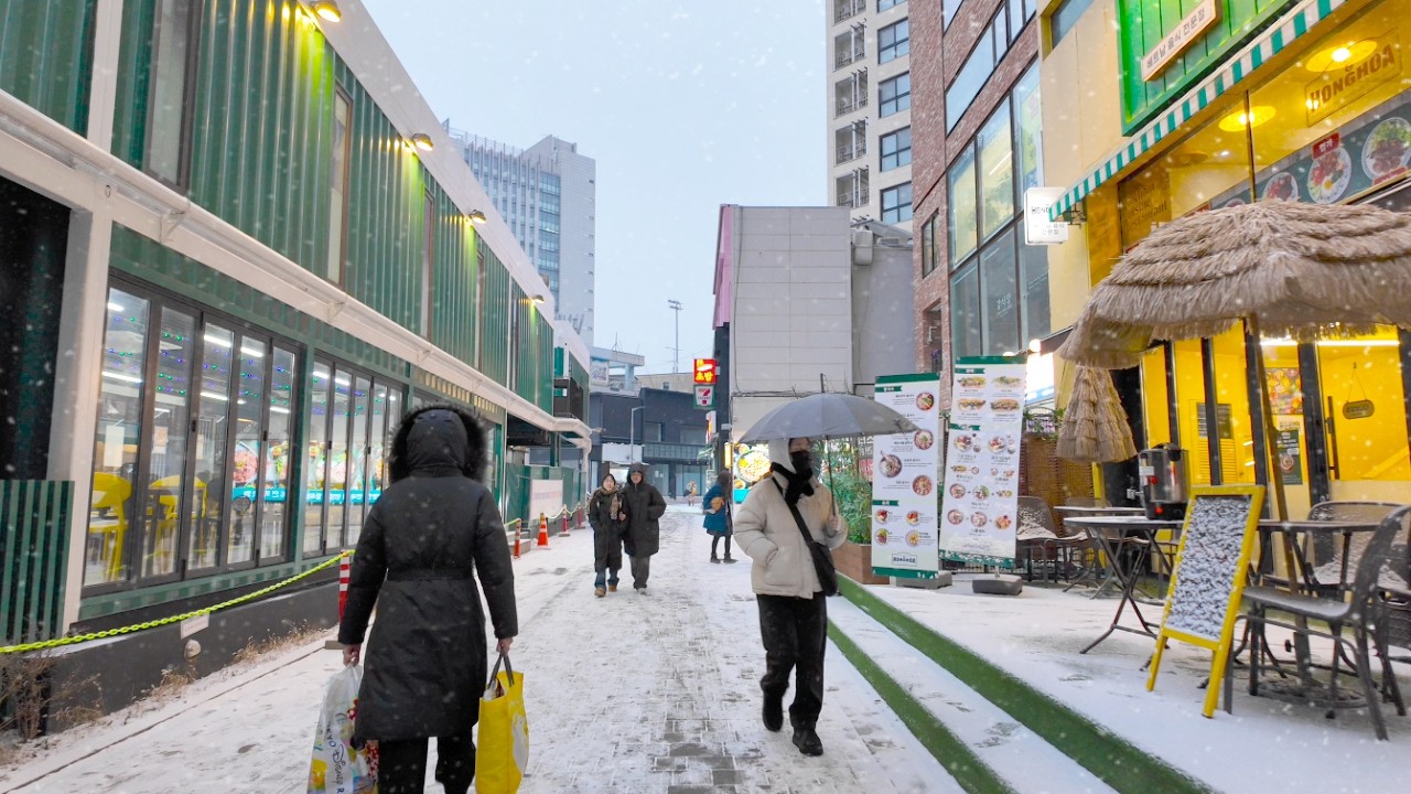 4K 신촌 · 이대 ❄️ 눈 내리는 겨울 산책 | Snowy Walk from Sinchon to Ewha, Seoul