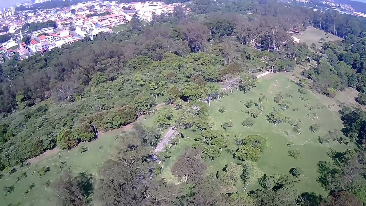 Drone Sobrevoa lago no Parque do Carmo SP