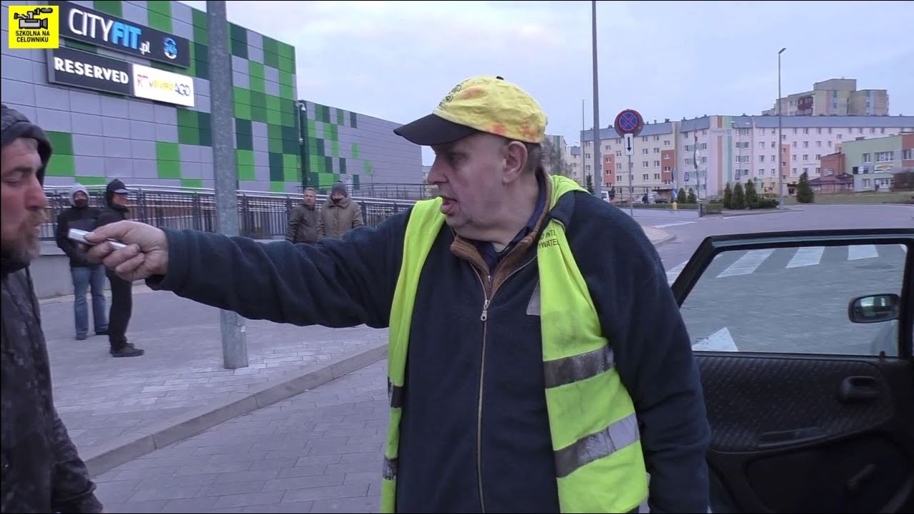 KONON SPRAWDZA ALKOMATEM BEZDOMNEGO - KONONOWICZ NA PATROLU