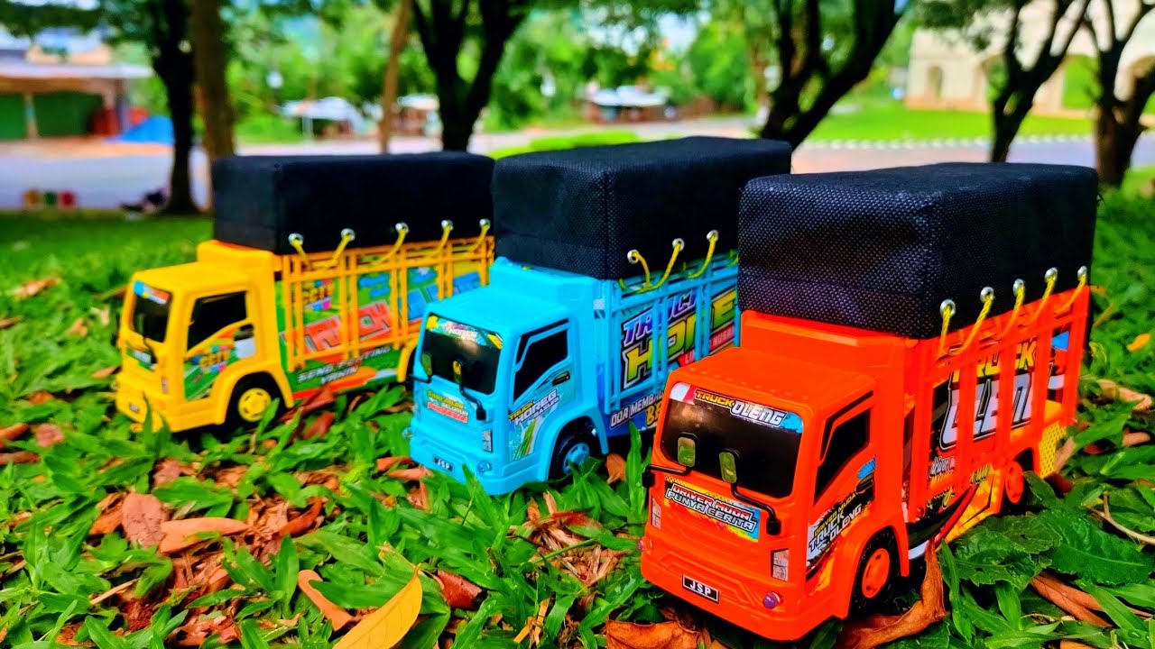 Mainan Ekskavator, Truk Molen, Forklift, Bus Telolet, Ambulance, Mobil Polisi, Truk Oleng, Anomali. 