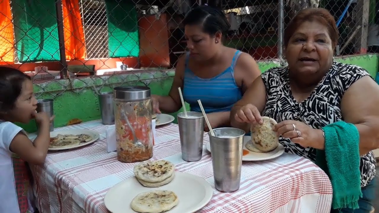 Desayunando Ricas Pupusas en El Mercado de Lourdes #3 El salvador 4x4