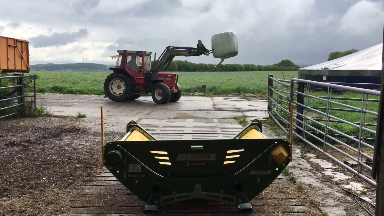 Ronde balen voeren met Hustler SL360X