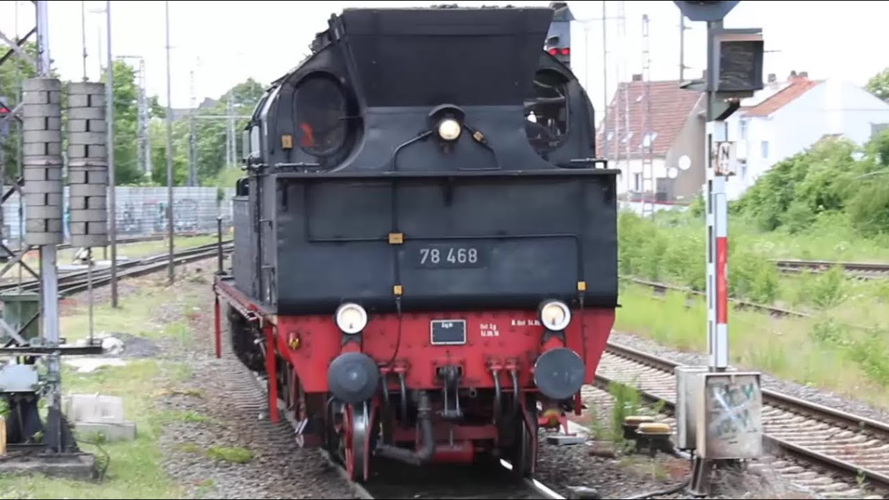 Lokomotive 78 468 fährt an der Spitze eines Personenzuges in Osnabrück ein, setzt um und fährt ab.