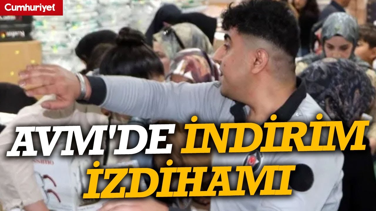 AVM'de izdiham: İndirim i&ccedil;in birbirlerini ezdiler