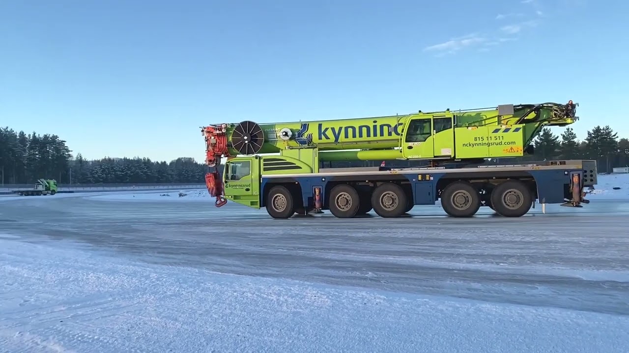 Trener med mobilkraner p&aring; glattisen