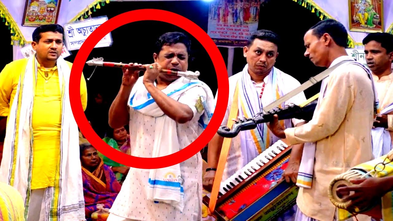 বাঁশির সুরে অবাক ভক্তবৃন্দ,বিখ্যাত বংশীবাদক শ্যামল কৃষ্ণ-listening to the melodious flute tune