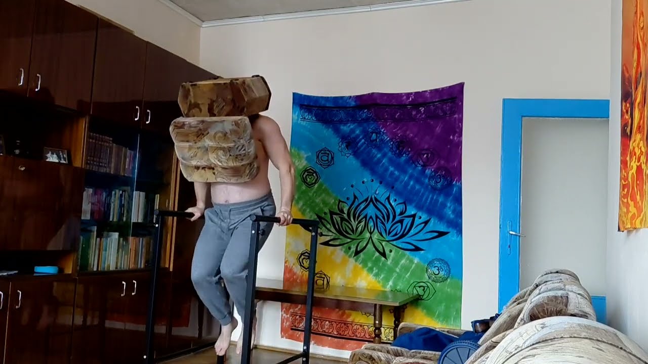 Pompki na poręczach z pufą na głowie