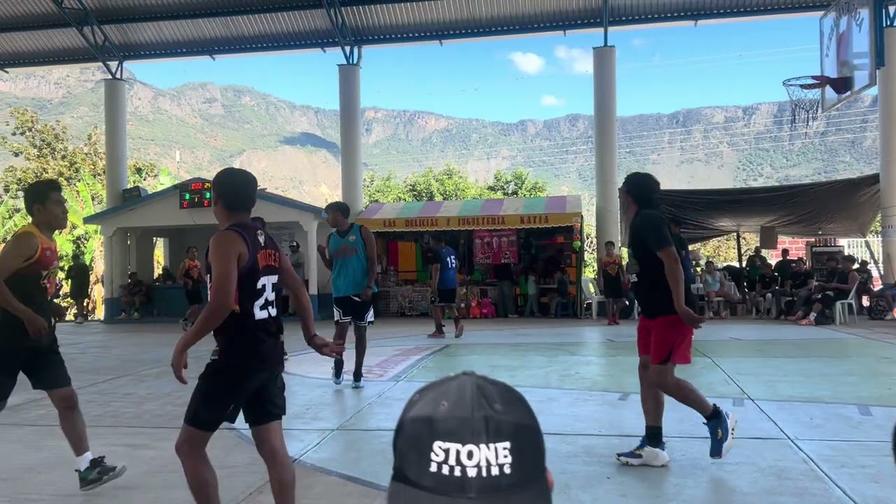 Jugando en yerbasanta Santiago Yosondúa 🫶😎🙂‍↔️🏀⛹️