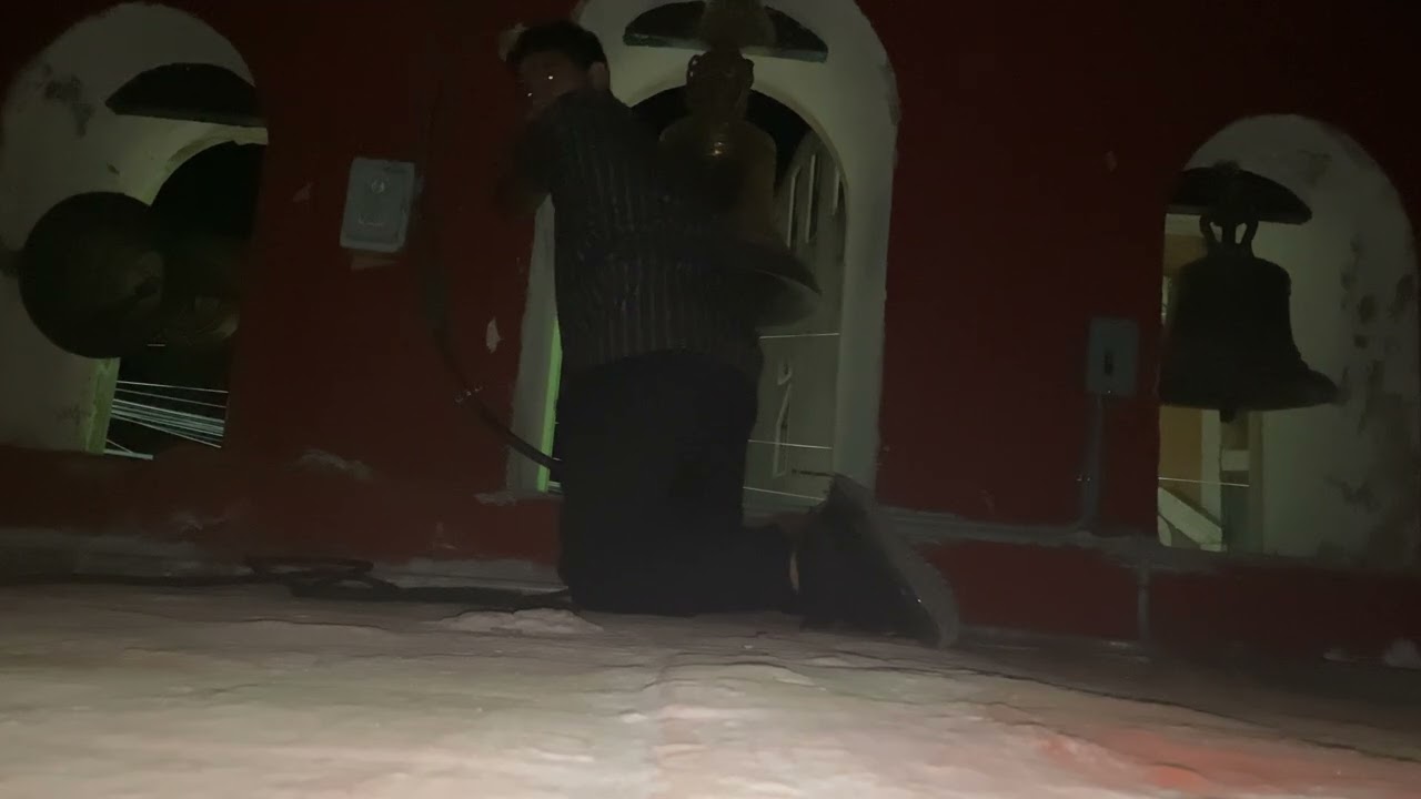 Tocando las campanas de noche en el templo del Sagrado Corazón de Jesús en Yahualica Jal 