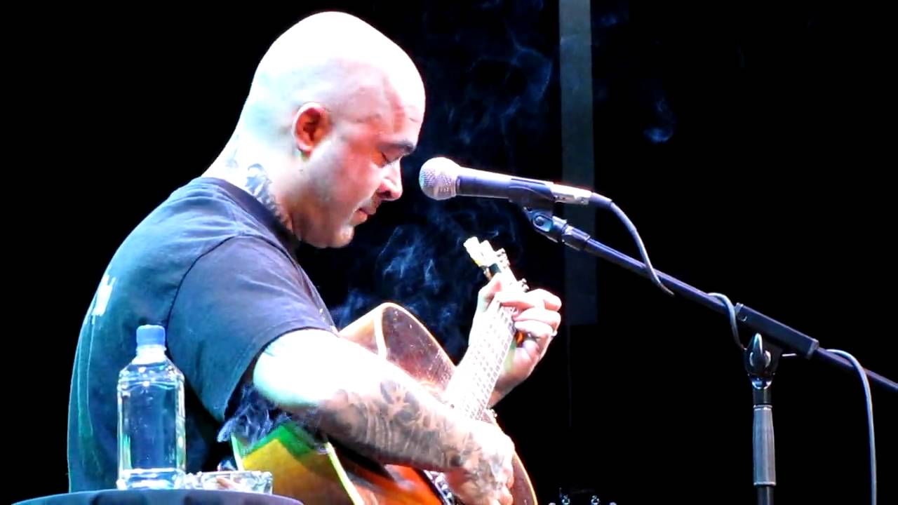 Aaron Lewis of Staind 