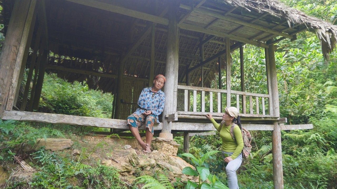 Young Woman Helps a Lonely Elderly Woman TRANSFORM an Old House into a Wonderful Home