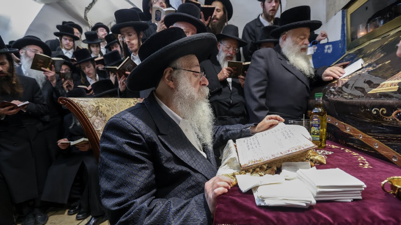 האדמו''ר מצאנז קלויזנבורג מתפלל בבכיות במערת רשב''י | The Sanz-Klausenburg Rebbe praying in Meron