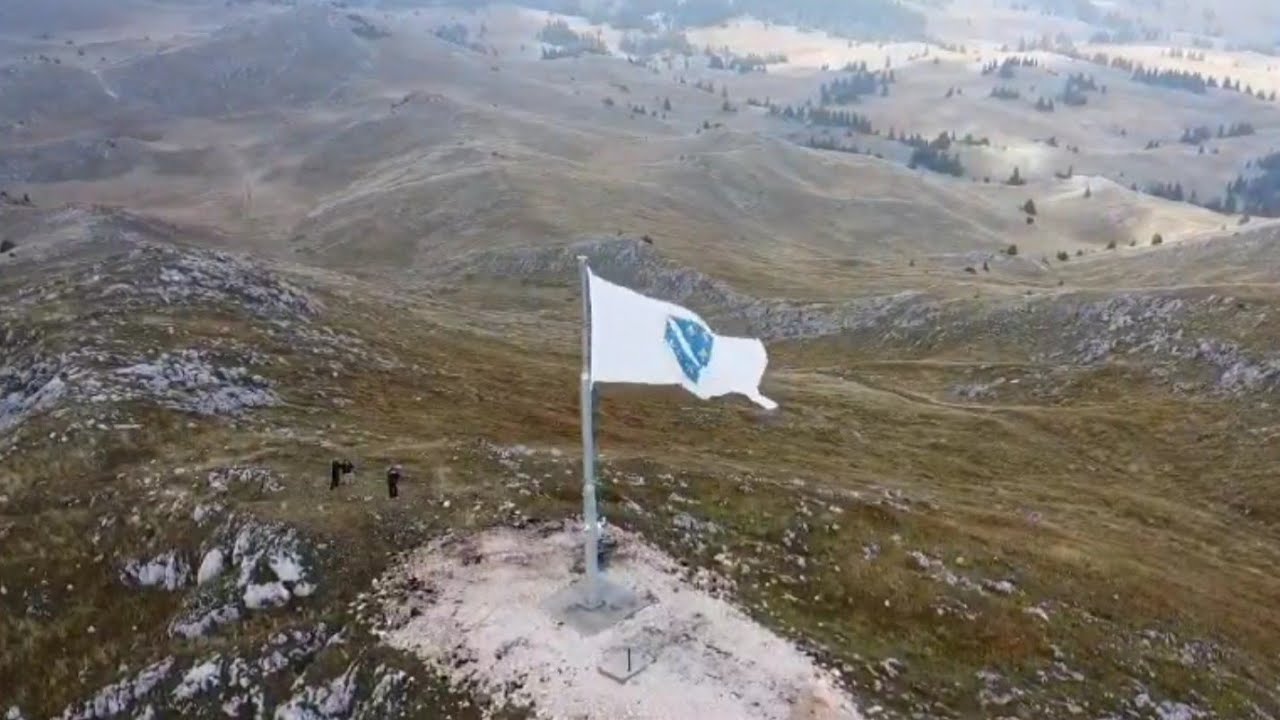 Zastava Republike Bosne i Hercegovine na vrhu Vlašića