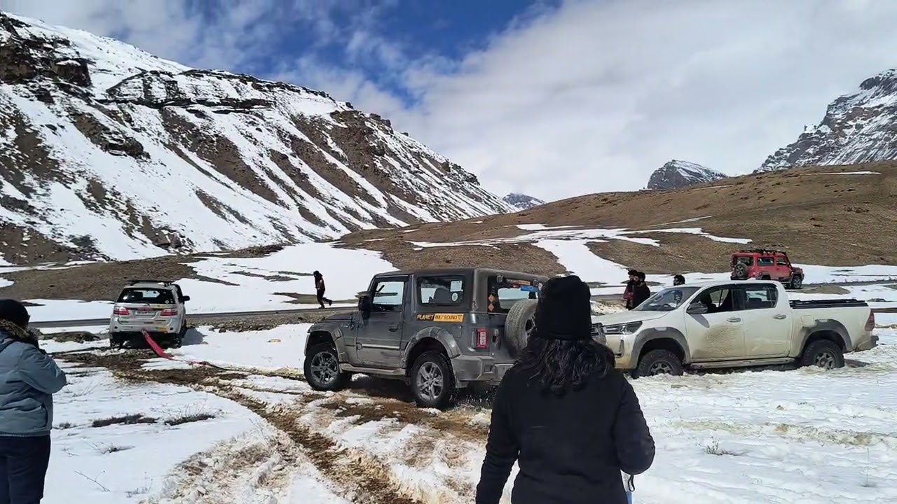 Thar 4x4 recovery by Toyota Fortuner 3.0 from snow
